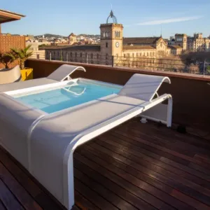 Piscina Mariposa com espreguiçadeiras GRE