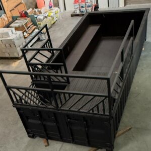 Piscina contentor de 6m com deck para banhos de sol e guarda-corpos de segurança.
