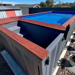 Piscina contentor de 4 m com módulo de degraus, sistema de contracorrente e bomba de calor.