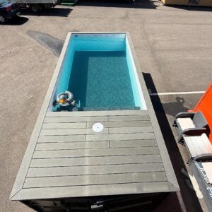 Piscina contentor de 6,00 m com escadas integradas e zona de relaxamento.